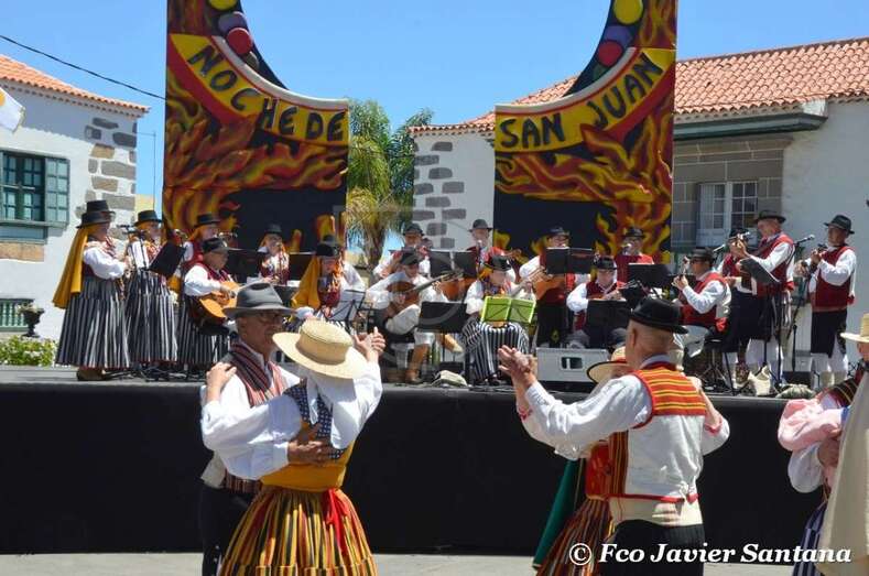 Actuación del grupo Ariferint en la plaza de San Juan, este mediodía (Foto Francisco Javier Santana)